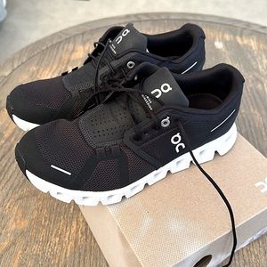 On Cloud 5 Shoes Running Sneakers Athletic Trainers 8 Women NIB